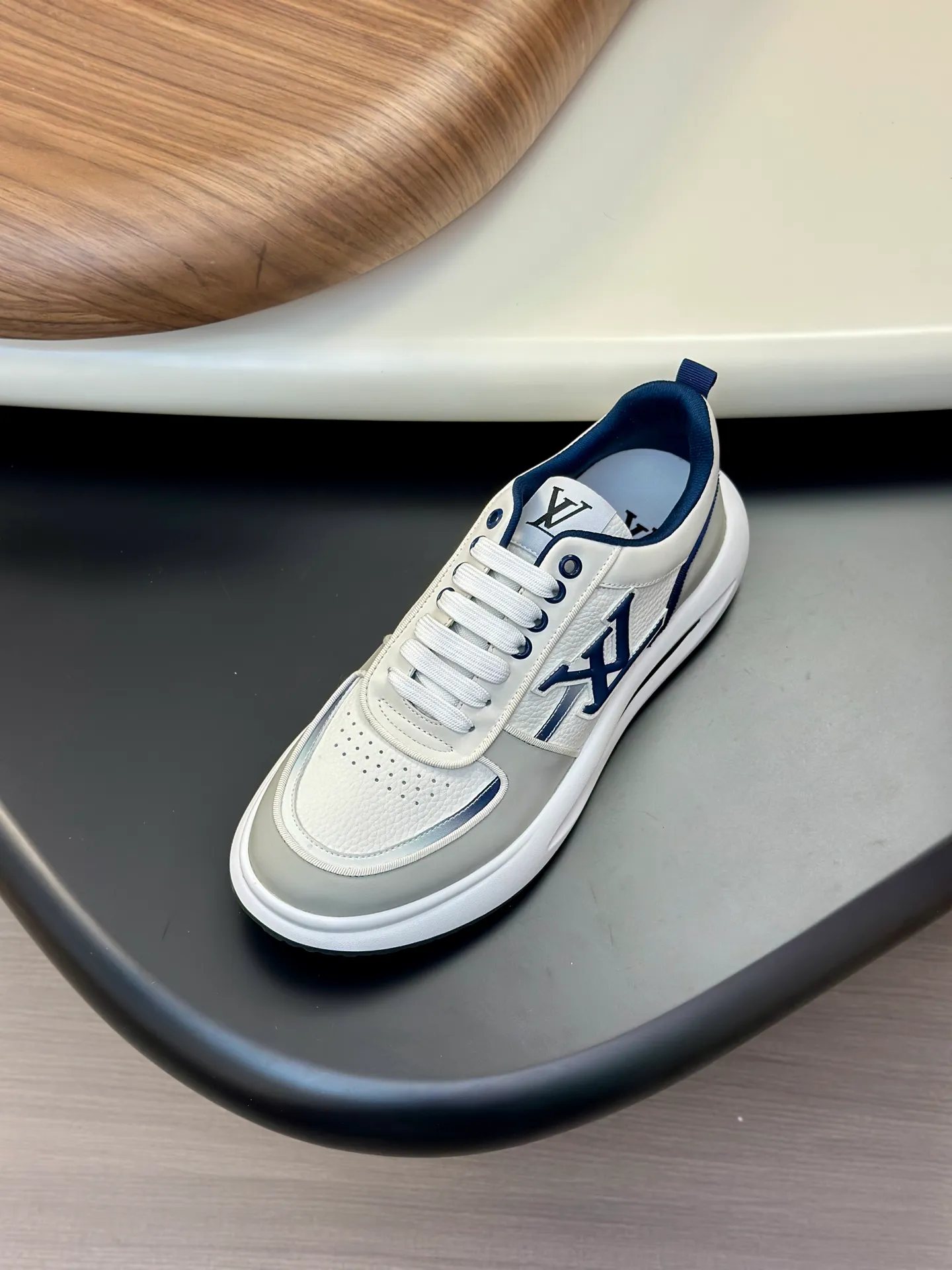 Men's shoes💰780 Lv 🔍Top purchasing agent🇮🇹 Louis Vuitton, the sports sneaker counter is synchronized, the uppers are imported from Italy, high-quality splicing colorful and complex crafts, the imported mesh padding is soft and comfortable, soles: original soles specially provided by the original factory, T men's men's shoes 💰U exclusive movable molded soles are super comfortable, original factory and single goods, 🔍🔍high quality, you can enter and leave the counter at will, welcome to compare, code number 38-44 (customized 45)